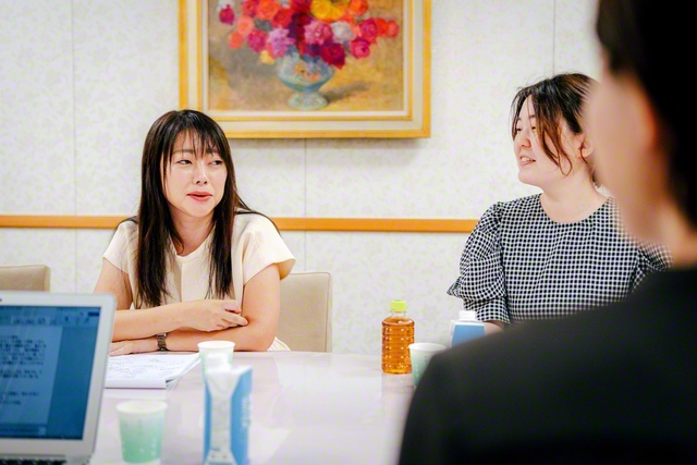 「若者と祈り」について、女性部員と語り合う富永准教授㊧