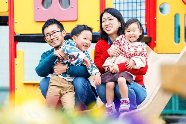 「誰かの役に立ち、家族を守れる自分になれた」。それが何よりの喜びと感謝の日々を送る（左から植竹さん、智輝くん、美樹さん、乙葉ちゃん）