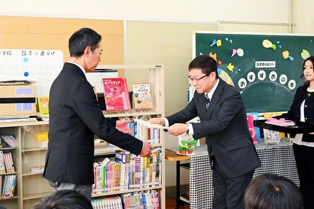 和歌山・古座川町の明神小学校への贈呈式。武田総県長㊨が山本校長に目録を手渡した