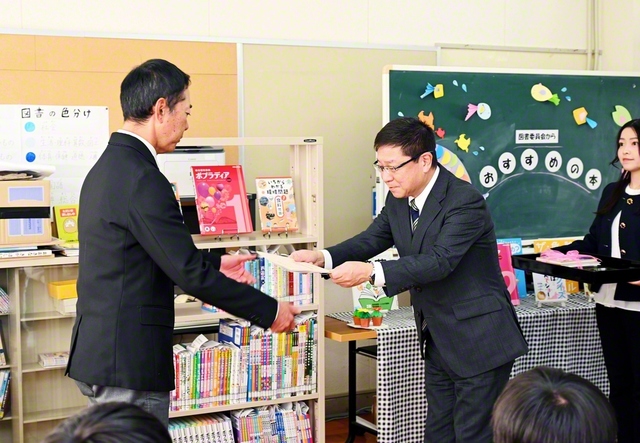 和歌山・古座川町の明神小学校への贈呈式。武田総県長㊨が山本校長に目録を手渡した