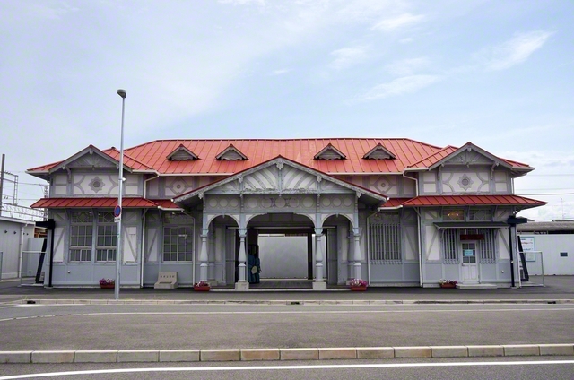 浜寺駅前近くには重要文化財の浜寺公園駅旧駅舎も
