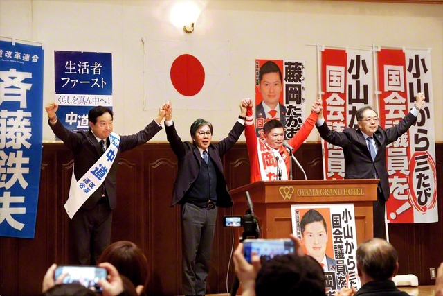 「生活者ファーストの政治を進める」と決意を披歴する中道改革連合の（右から）斉藤鉄夫共同代表、藤岡たかお候補、安住淳共同幹事長ら＝栃木・小山市内で