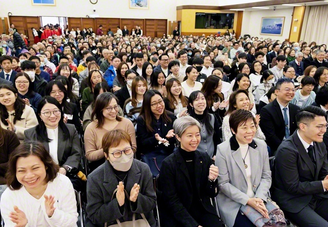 池田先生のアジア初訪問65周年を祝う香港SGIの大会。“壁を破る広布拡大の挑戦を今！”――友の誓いの笑顔が光った（25日、香港文化会館で）