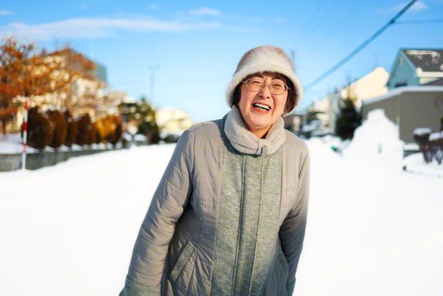 広川さんが歩けば、行く先々で笑顔が広がっていく。60代になり痛んでいた両脚の股関節は、人工股関節に。友の元へ歩き励ますうれしさを、いっそう実感する