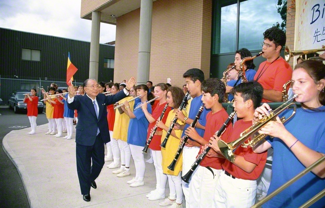 1993年9月28日、カナダ・モントリオール文化会館に到着した池田先生を、音楽隊・鼓笛隊が歓迎。先生は手にしていた三色旗を上げ、「真心の演奏、ありがとう！」と。手を振り、会釈を重ね、友に励ましを送った