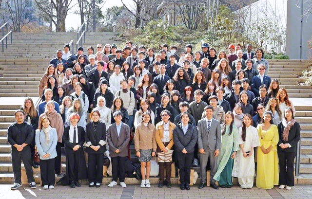 世界市民のキャンパスで築いた友情を胸に飛翔！――修了生たちが決意の笑顔で（創価大学で）