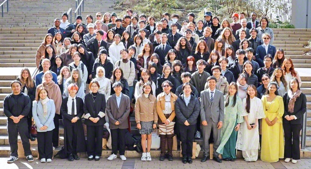 世界市民のキャンパスで築いた友情を胸に飛翔！――修了生たちが決意の笑顔で（創価大学で）