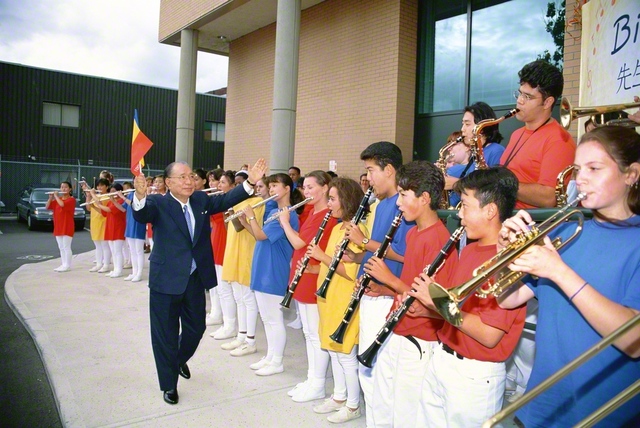 1993年9月28日、カナダ・モントリオール文化会館に到着した池田先生を、音楽隊・鼓笛隊が歓迎。先生は手にしていた三色旗を上げ、「真心の演奏、ありがとう！」と。手を振り、会釈を重ね、友に励ましを送った