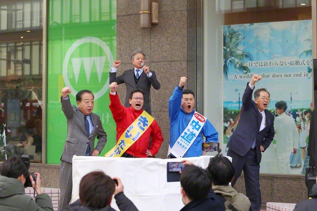 「福岡から反転攻勢を！」と支持拡大を呼びかける、中道改革連合の野田佳彦共同代表（左端）、斉藤鉄夫共同代表（右端）、きいたかし候補（左から2人目）ら＝北九州市内で