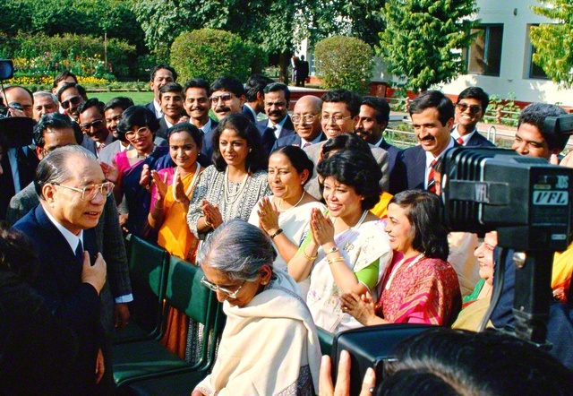 インドを訪問した池田先生が、尊き仏子に最大の敬意と感謝を込め、温かい励ましを送る。この訪問では、1000人を超える友と出会いを結んだ（1992年2月、ニューデリーで）