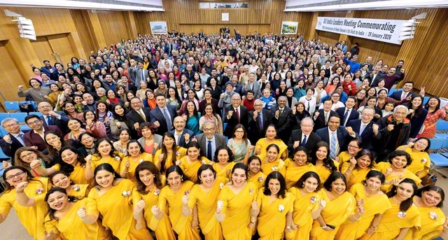 「アイ　アム　シンイチ・ヤマモト！」との気概で、広布拡大へ勢いよく前進するインド創価学会の友（28日、ニューデリーのBSG本部で）