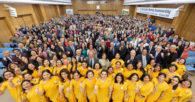 「アイ　アム　シンイチ・ヤマモト！」との気概で、広布拡大へ勢いよく前進するインド創価学会の友（28日、ニューデリーのBSG本部で）