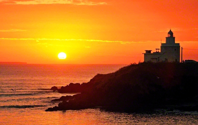 本土最東端の納沙布岬から朝日と海の絶景を望む。日本一早い日の出に出会える場所として人気を集める