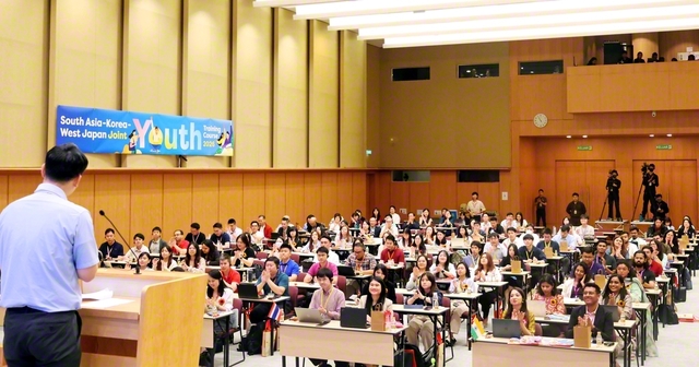 「南アジア・韓国・西日本合同青年研修会」の開講式。時代を切り開く共戦の炎を燃やし、心一つに広布前進を約し合った（SGIアジア文化教育センターで）