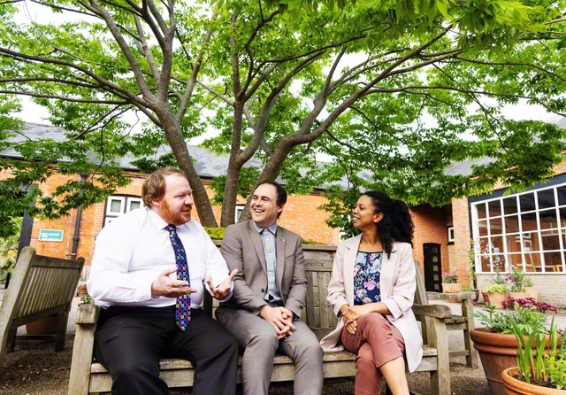 仲の良さはピカイチ！　笑顔で語らうアール青年部長㊥、アーサー男子部長㊧、ウェストヘッド女子部長