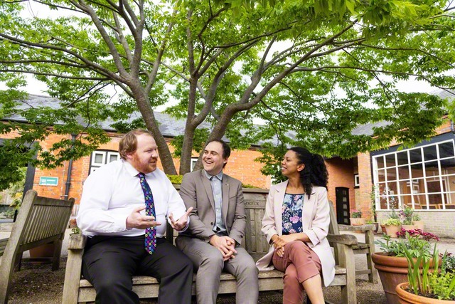 仲の良さはピカイチ！　笑顔で語らうアール青年部長㊥、アーサー男子部長㊧、ウェストヘッド女子部長