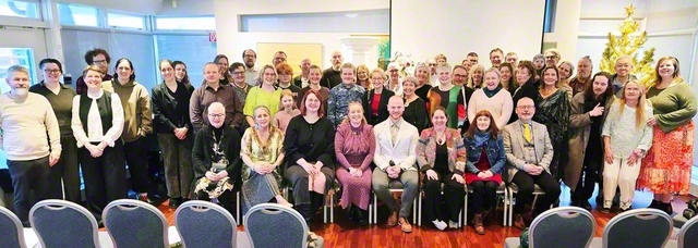 「火と氷の国」に幸福の連帯を――新出発したアイスランドの友が笑顔で（レイキャビク近郊で）