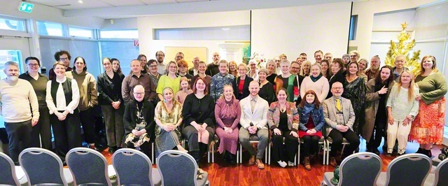 「火と氷の国」に幸福の連帯を――新出発したアイスランドの友が笑顔で（レイキャビク近郊で）