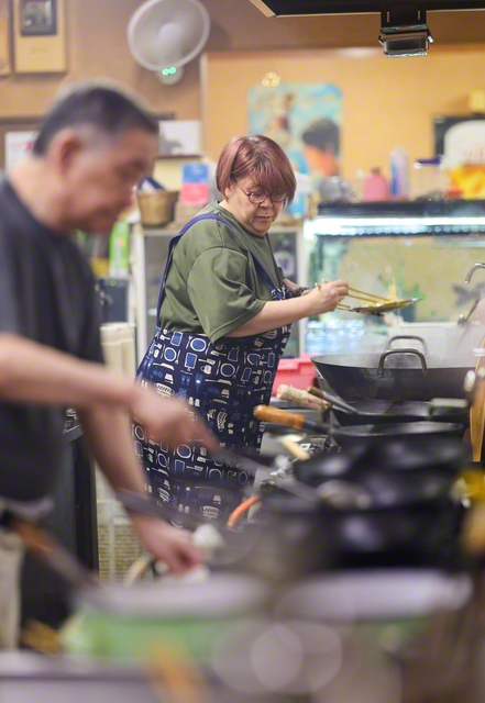 麺の湯切りをする長女・美和さん（写真奥）