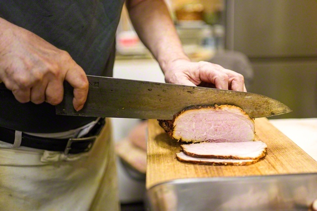 大ぶりのチャーシュー。ラーメンのスープがしみ込むと、さらにおいしさ倍増