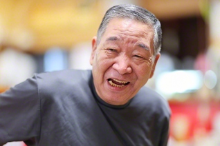 目を細め、くしゃっと笑う田中さん。「愛想がねえ」と言われた昔の仏頂面とは大違い。「不知恩だら、だめだ。やっぱり報恩感謝ですね」