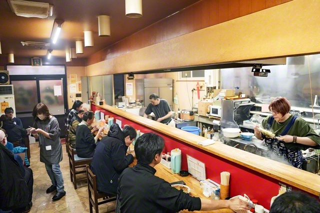 開店と同時ににぎわう店内。田中さんと娘の美和さん（写真右端）が、あうんの呼吸で厨房を回す