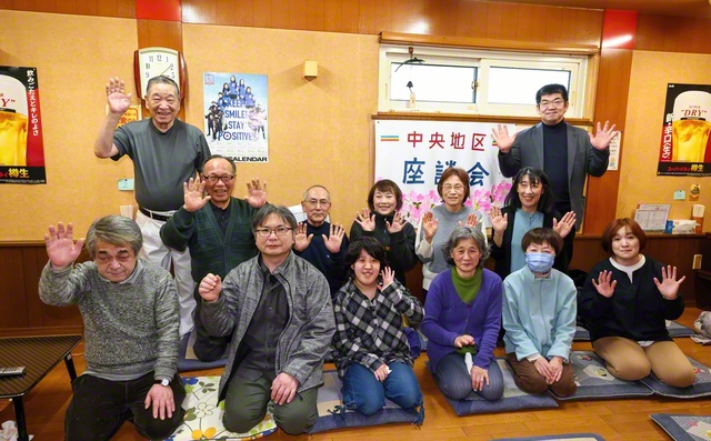 店の小上りで中央地区の座談会を開催