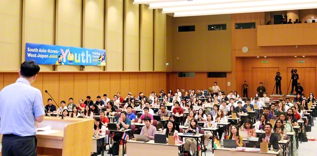 「南アジア・韓国・西日本合同青年研修会」の開講式。時代を切り開く共戦の炎を燃やし、心一つに広布前進を約し合った（SGIアジア文化教育センターで）