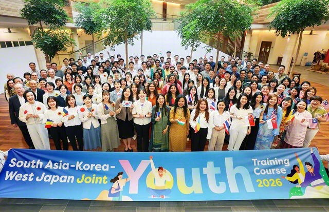 師の構想実現を目指し、共戦の広布旅へ！――「南アジア・韓国・西日本合同青年研修会」に参加した友が誓いのカメラに（SGIアジア文化教育センターで）