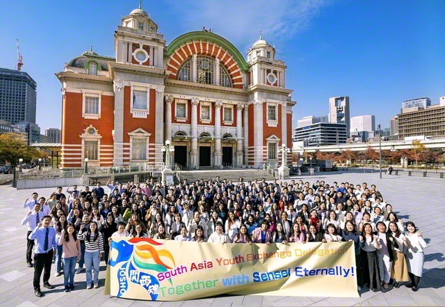 最後は信心しきった者が勝つ――日本と世界の青年が、大阪・中之島の公会堂前で