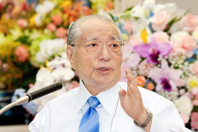 本部幹部会の席上、二月闘争の精神を語る池田先生（2010年2月6日、創価国際友好会館〈当時〉で）