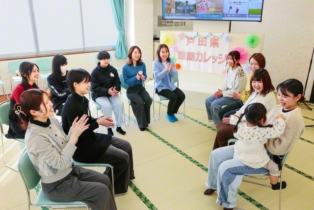 笑顔が咲いた徳島戸田県の華陽カレッジ。桶川桃花さんと中村裕子さんの司会が会場を盛り上げた（1月31日、徳島講堂で）