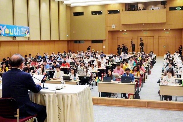 谷川SGI理事長による御書講義。求道の心光る質問会も行われた（同）