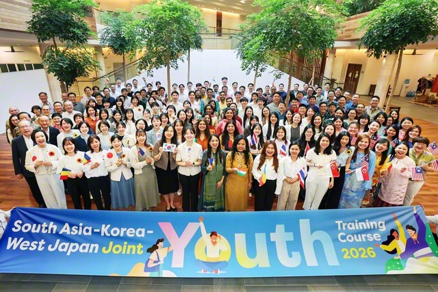 師の構想実現を目指し、共戦の広布旅へ！――「南アジア・韓国・西日本合同青年研修会」に参加した友が誓いのカメラに（SGIアジア文化教育センターで）