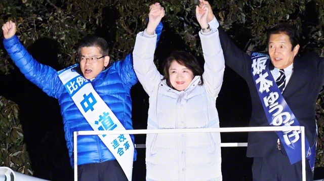 「庶民の暮らしを守る政治を実現するために勝たせてください」と訴える竹谷とし子公明党代表㊥と坂本ゆうのすけ候補㊨ら＝埼玉・東松山市内で