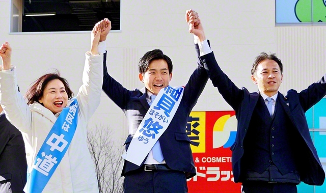 「政治改革への突破口を開かせてください」と呼びかける谷合正明公明党参院会長㊨と細貝悠候補㊥ら＝東京・八王子市内で