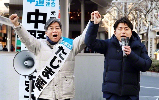 「未来志向の改革を進め、生活者ファーストの政治を実現します」と語る中道改革連合の中野洋昌共同幹事長㊨と、たじま要候補＝千葉市内で