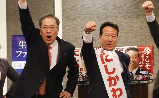 「平和国家としての歩みを止めない！」と誓う中道改革連合の斉藤鉄夫共同代表㊧と、にしかわ将人候補＝北海道旭川市内で