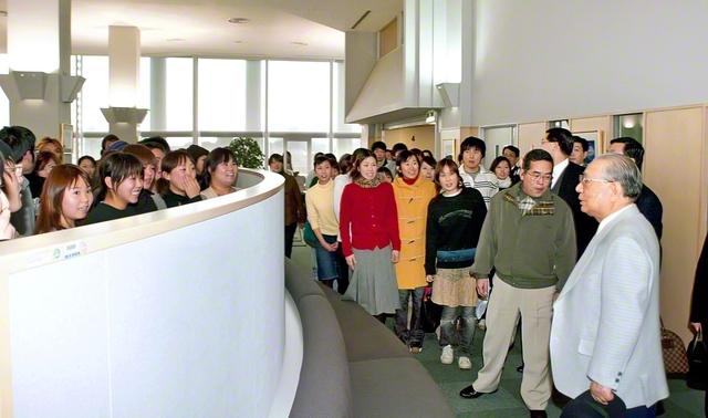 2004年1月、創価大学の中央図書館を訪れた池田先生は、学生たちの代表に「読書は　宇宙までの境涯」「読書は　意義ある世界旅行」「学問は人格への道」との言葉をはじめとする13の箴言を贈った。このうちの五つの箴言が、同年3月、「創価大学図書館指針」として制定された