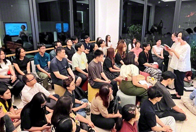 堀口SGI女子部長らが参加し、さらなる前進を約し合ったブキ・パンジャン本部の集い。シンガポールの有志によるクイズコーナーも行われ、心通う交流となった