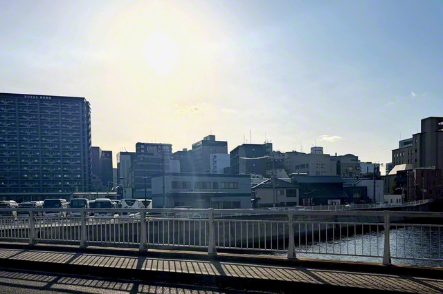 作手（つくりて）橋から望む博多の街並み（福岡市博多区）。穏やかな冬の陽光に照らされて