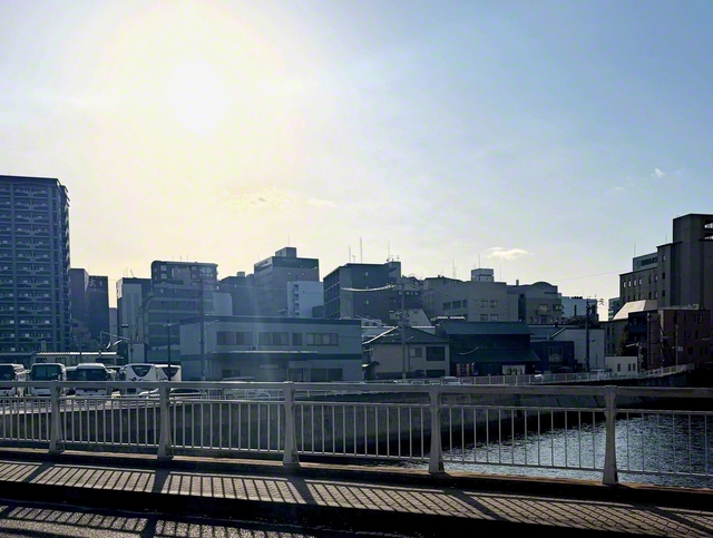 作手（つくりて）橋から望む博多の街並み（福岡市博多区）。穏やかな冬の陽光に照らされて