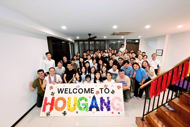 アオ・ガン本部の交流会に参加した友。シンガポールの羅添財（ルオ・ティエンツァイ）さんが決意を披歴。出席した西尾関西副青年部長、シンガポールの許菘恒（コー・ソンヘン）青年部長が広布拡大の決意を語った