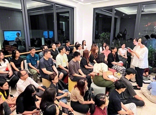 堀口SGI女子部長らが参加し、さらなる前進を約し合ったブキ・パンジャン本部の集い。シンガポールの有志によるクイズコーナーも行われ、心通う交流となった