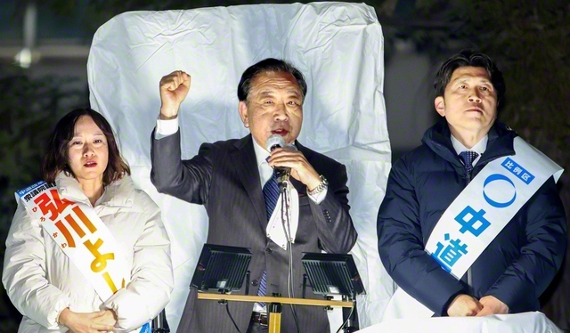 「対話で解決する平和外交を」と訴える野田佳彦共同代表㊥、中野洋昌共同幹事長㊨、弘川よしえ候補＝兵庫・尼崎市内で