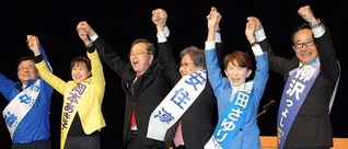 「日本の平和を守るため、中道の塊をつくる」と誓う中道改革連合の斉藤鉄夫共同代表（中央左）、安住淳共同幹事長（同右）、（右から）柳沢つよし、鎌田さゆり、岡本あき子の各候補ら＝仙台市内で