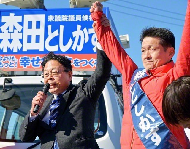 「なんとしても勝利へ押し上げてください！」と訴える西田実仁公明党幹事長㊧と森田としかず候補＝埼玉・加須市内で