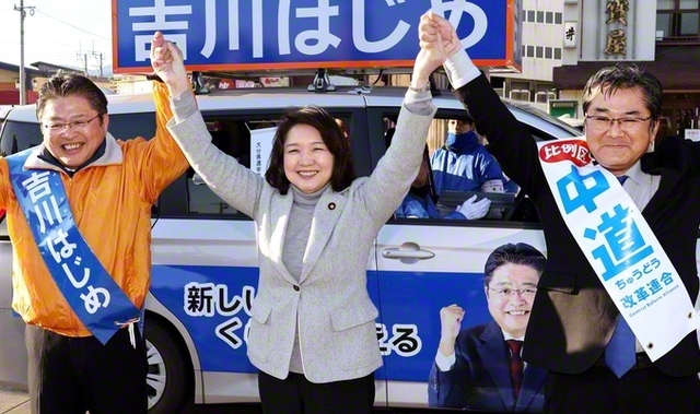 「人間主義、人間中心の政治を実現する」と誓う竹谷とし子公明党代表㊥と吉川はじめ候補㊧ら＝大分・日田市内で