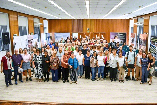 ウルグアイの友は心を一つに進む。新入会メンバーへの御本尊授与も行われた（1月25日、ウルグアイ文化会館で）