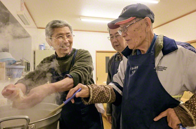 「料理をとことん楽しんでほしい」と稗田さん㊧